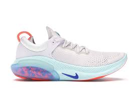 Sports shoes